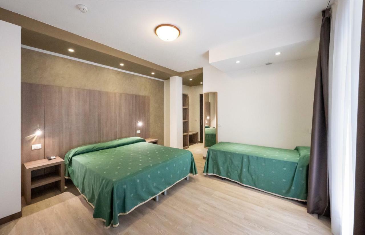 Family Room,830401004:JPEG